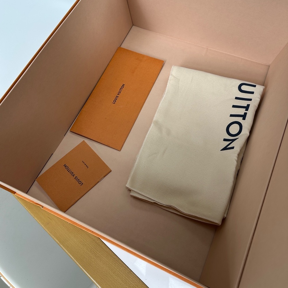 Louis Vuitton - Picture 7 of 15
